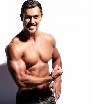 Beyaz üzerinde izole edilmiş güçlü sağlıklı atletik adam fitness modeli portresi