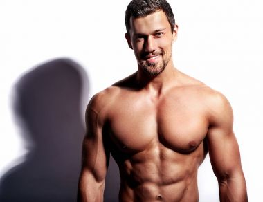Beyaz üzerinde izole edilmiş güçlü sağlıklı atletik adam fitness modeli portresi