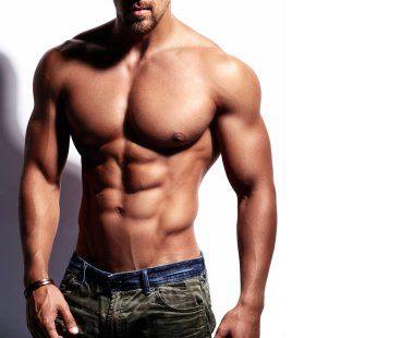Beyaz üzerinde izole edilmiş güçlü sağlıklı atletik adam fitness modeli portresi