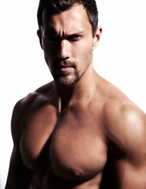 Beyaz üzerinde izole edilmiş güçlü sağlıklı atletik adam fitness modeli portresi