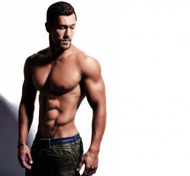 Beyaz üzerinde izole edilmiş güçlü sağlıklı atletik adam fitness modeli portresi