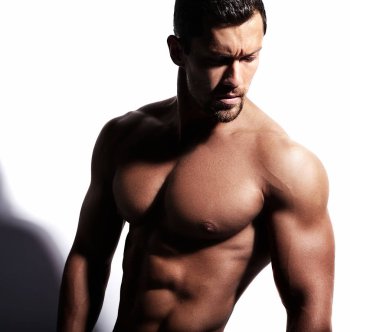 Beyaz üzerinde izole edilmiş güçlü sağlıklı atletik adam fitness modeli portresi