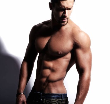 Beyaz üzerinde izole edilmiş güçlü sağlıklı atletik adam fitness modeli portresi