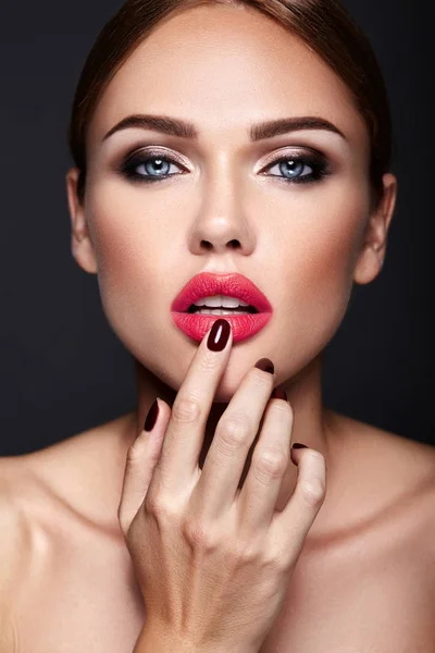 Portret van mooi meisje model met avond make-up en romantisch kapsel. Rode lippen — Stockfoto