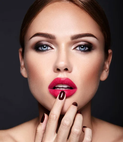 Retrato de modelo menina bonita com maquiagem à noite e penteado romântico. Lábios vermelhos — Fotografia de Stock