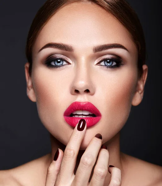 Retrato de modelo hermosa chica con maquillaje de noche y peinado romántico. Los labios rojos —  Fotos de Stock