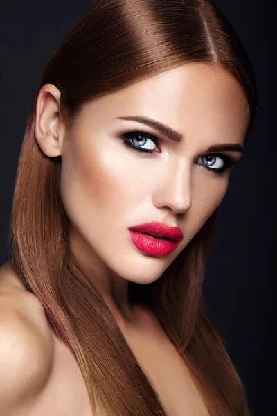 Retrato de modelo hermosa chica con maquillaje de noche y peinado romántico. Los labios rojos —  Fotos de Stock