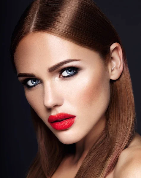 A szép lány modell esti smink és frizura romantikus portréja. Vörös ajkak — Stock Fotó