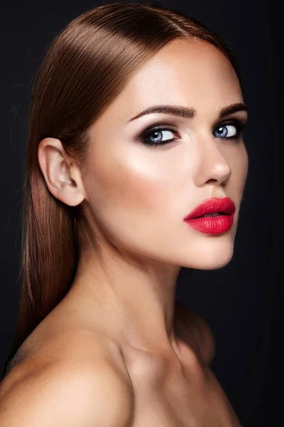 Portrait de belle fille modèle avec maquillage du soir et coiffure romantique. lèvres rouges — Photo