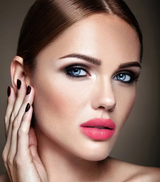 Retrato de modelo hermosa chica con maquillaje de noche y peinado romántico. Los labios rojos —  Fotos de Stock