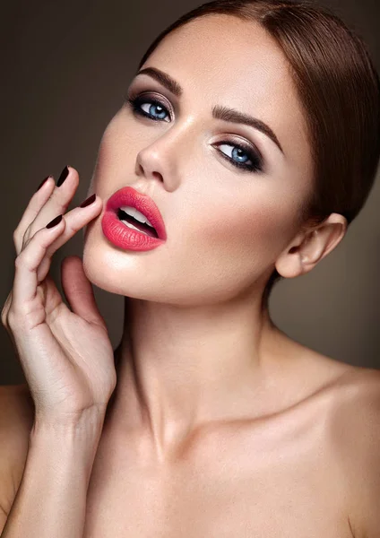 Retrato de modelo hermosa chica con maquillaje de noche y peinado romántico. Los labios rojos —  Fotos de Stock