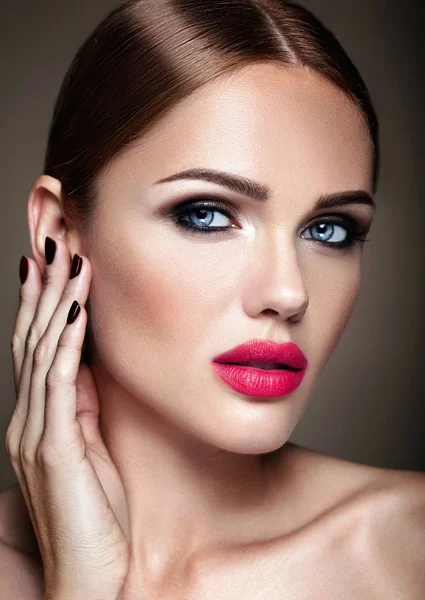Retrato de modelo hermosa chica con maquillaje de noche y peinado romántico. Los labios rojos — Foto de Stock