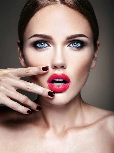 Retrato de modelo hermosa chica con maquillaje de noche y peinado romántico. Los labios rojos — Foto de Stock