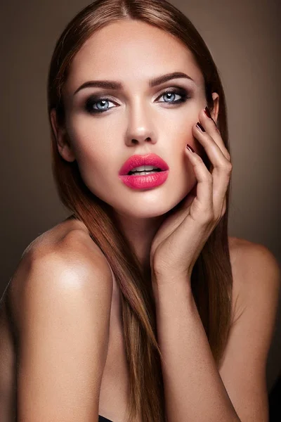 Portrét krásnou dívku modelu s večerní líčení a romantické účes. Červené rty — Stock fotografie