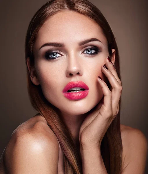 Portret van mooi meisje model met avond make-up en romantisch kapsel. Rode lippen — Stockfoto