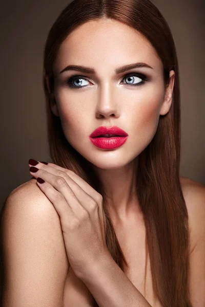 Портрет красивой девушки модели с вечерним макияжем и романтической прической. Красные губы — стоковое фото