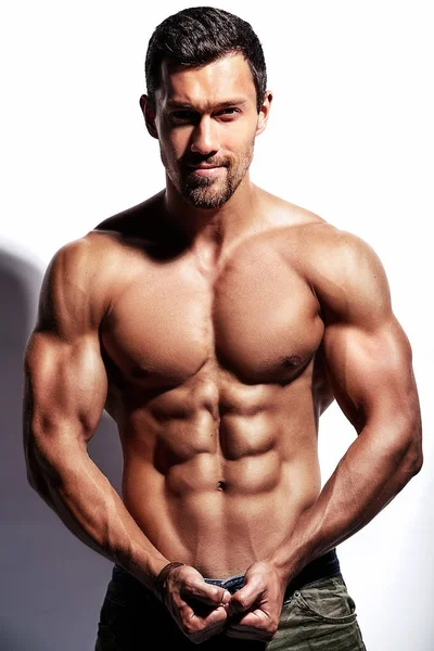 Portret silnego, zdrowego, przystojnego sportowca Man Fitness Model odizolowany na biało — Zdjęcie stockowe