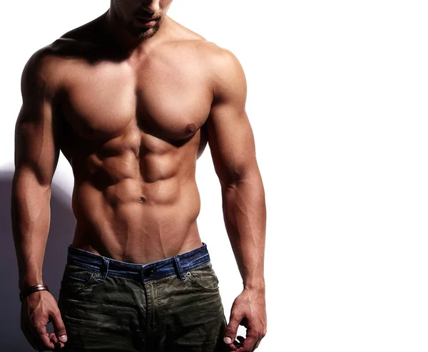 Portrét silného zdravého pohledného atletického muže Fitness Model izolovaný na bílém — Stock fotografie