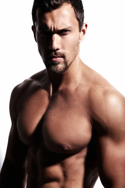 Beyaz üzerinde izole edilmiş güçlü sağlıklı atletik adam fitness modeli portresi — Stok fotoğraf