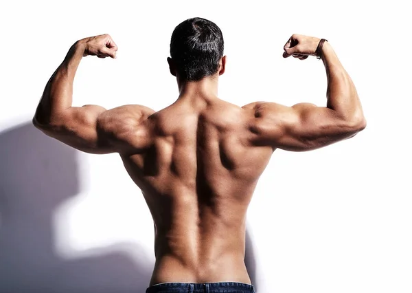 Portrét silného zdravého pohledného atletického muže Fitness Model izolovaný na bílém — Stock fotografie