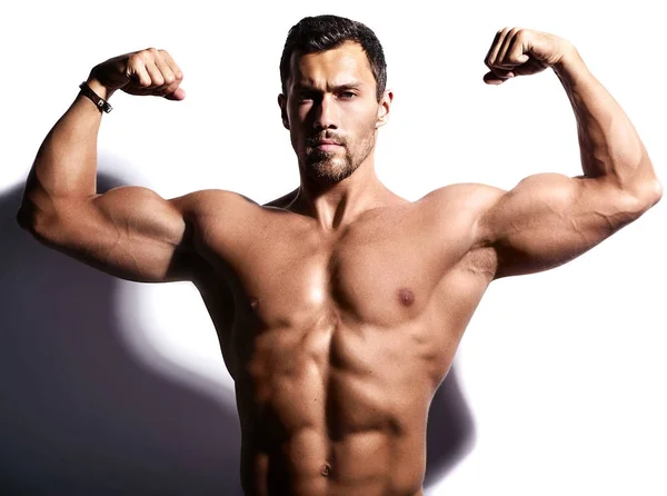 Porträtt av stark hälsosam snygg Athletic Man Fitness Modell isolerad på vitt — Stockfoto