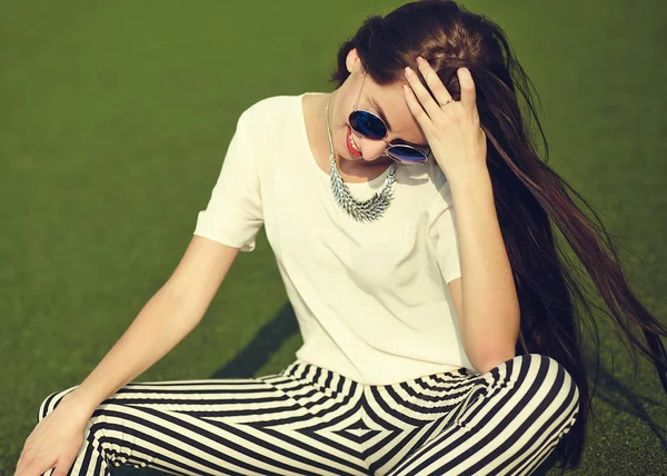 Мода стильная красивая молодая брюнетка женщина модель в летней хипстерской повседневной одежде позируя на улице фон в парке — стоковое фото