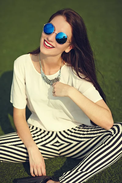 Мода стильна красива молода брюнетка модель жінки в літньому хіпстерському повсякденному одязі позує на вуличному фоні в парку — стокове фото