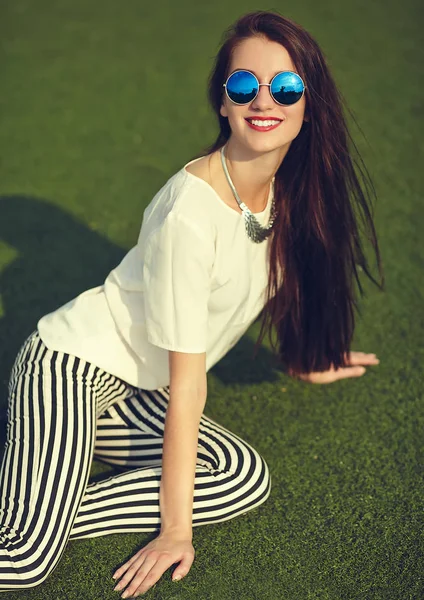 Parkta sokak arka plan üzerinde poz yaz hipster rahat kıyafetler moda şık güzel genç esmer kadın modeli — Stok fotoğraf