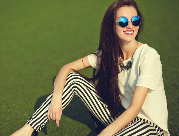 Moda elegante bela jovem morena modelo de mulher no verão hipster roupas casuais posando no fundo da rua no parque — Fotografia de Stock