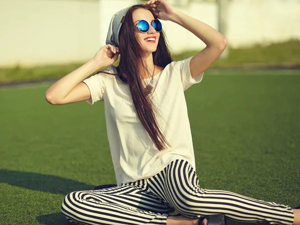 Moda hermosa mujer morena joven modelo en verano hipster ropa casual posando en el fondo de la calle en el parque —  Fotos de Stock