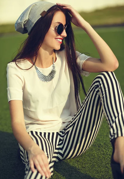 Moda hermosa mujer morena joven modelo en verano hipster ropa casual posando en el fondo de la calle en el parque —  Fotos de Stock