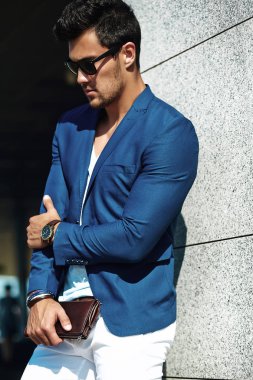 seksi yakışıklı moda erkek model adam portresi sokak arka plan üzerinde poz şık takım elbise giymiş