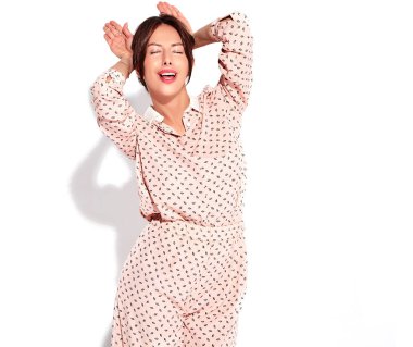 Güzel gülümseyen şirin esmer kadın modeli rahat yaz giysileri üzerinde beyaz izole hiç makyaj ile portresi. Tavşan kulakları yapmak ve gülümseyen