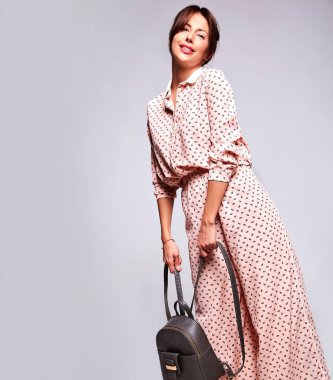 Güzel gülümseyen şirin esmer kadın model gri arka plan üzerinde izole hiç makyaj ile rahat yaz giysileri portresi