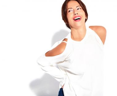 Güzel gülümseyen şirin esmer kadın modeli rahat yaz giysileri üzerinde beyaz izole hiç makyaj ile portresi