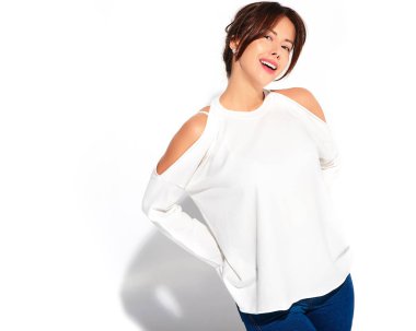 Güzel gülümseyen şirin esmer kadın modeli rahat yaz giysileri üzerinde beyaz izole hiç makyaj ile portresi