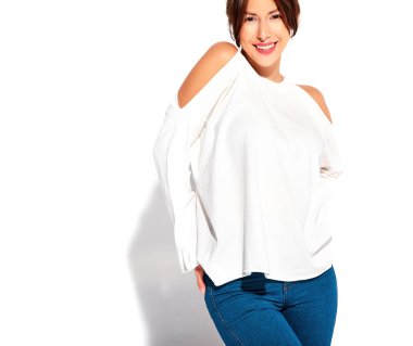 Güzel gülümseyen şirin esmer kadın modeli rahat yaz giysileri üzerinde beyaz izole hiç makyaj ile portresi