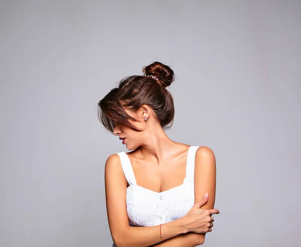 Retrato Bonito Modelo Mulher Morena Bonito Vestido Verão Casual Sem — Fotografia de Stock