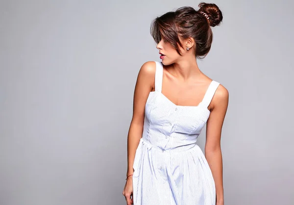 かわいいブルネットの美人モデルの化粧品でグレーに分離されたカジュアル夏のドレスの肖像画 — ストック写真