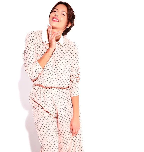 Güzel şirin esmer kadın modeli rahat yaz giysileri üzerinde beyaz izole hiç makyaj ile portresi