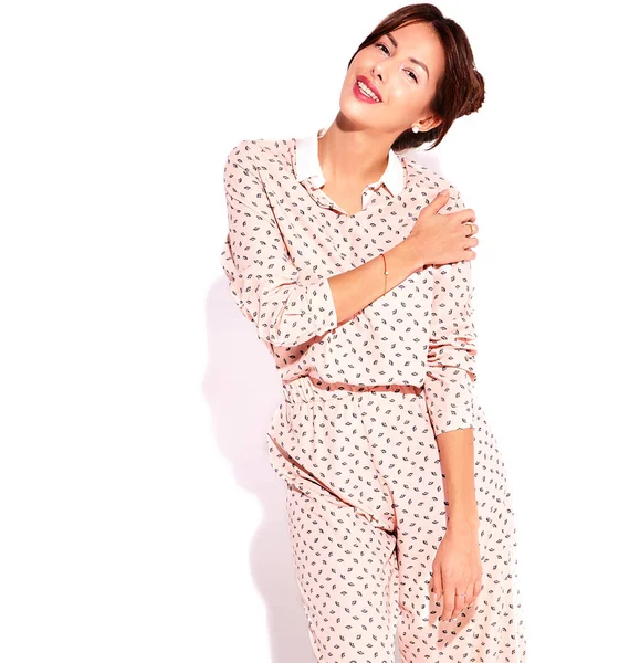 Güzel şirin esmer kadın modeli rahat yaz giysileri üzerinde beyaz izole hiç makyaj ile portresi