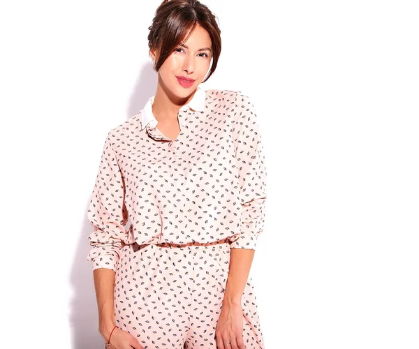 Güzel şirin esmer kadın modeli rahat yaz giysileri üzerinde beyaz izole hiç makyaj ile portresi