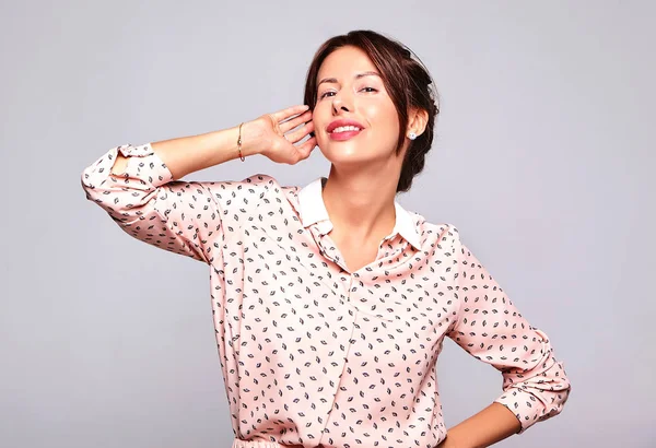 Portret Van Mooie Lachende Leuke Brunette Vrouw Model Casual Zomer — Stockfoto