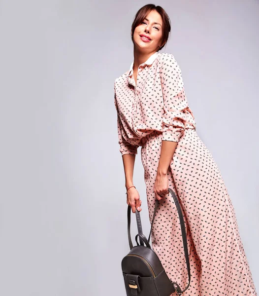 Güzel gülümseyen şirin esmer kadın model gri arka plan üzerinde izole hiç makyaj ile rahat yaz giysileri portresi