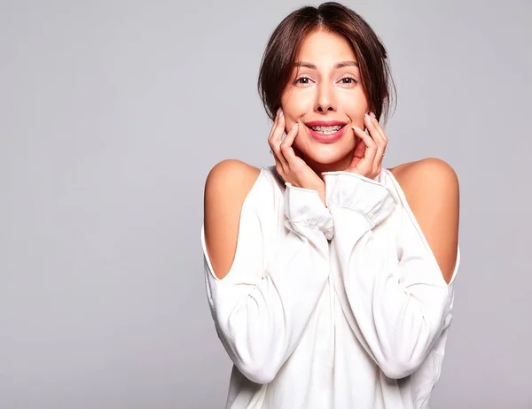 Portret Van Mooie Schattige Brunette Vrouw Model Casual Zomer Kleding — Stockfoto