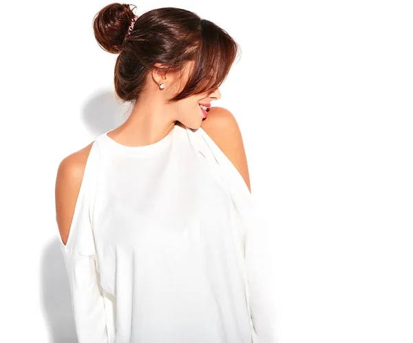Güzel Şirin Esmer Kadın Modeli Rahat Yaz Giysileri Üzerinde Beyaz — Stok fotoğraf