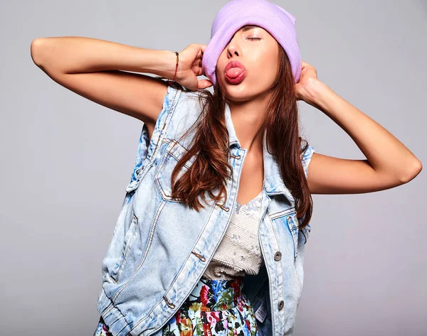 Retrato de menina linda feliz morena mulher bonita em roupas de verão  casual hipster verde sem maquiagem isolada no branco, tirar uma selfie e  mostrando a língua