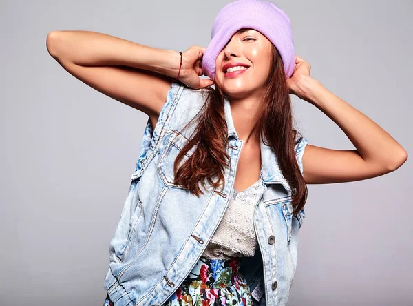 Retrato Hermosa Mujer Morena Linda Sonriente Modelo Ropa Vaqueros Verano — Foto de Stock