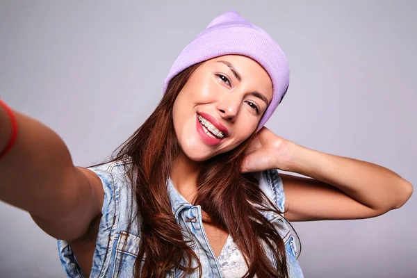 Retrato Hermosa Mujer Morena Linda Sonriente Modelo Ropa Vaqueros Verano — Foto de Stock