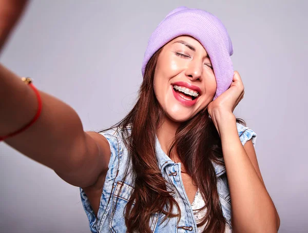 Retrato Belo Sorriso Modelo Bonito Mulher Morena Roupas Jeans Verão — Fotografia de Stock